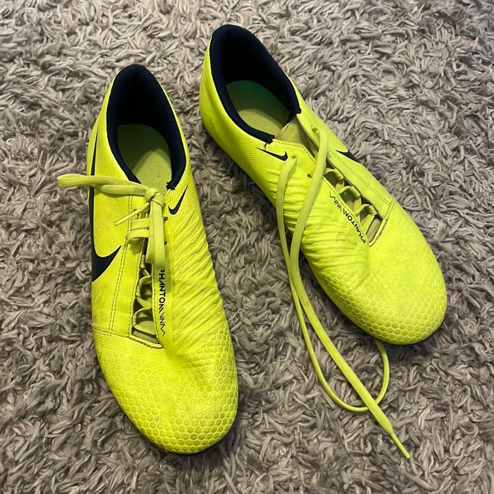 Nike phantom soccer cleats size 9
